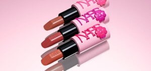 NARS“ぷっくり”花モチーフ×パステルピンクの限定リップスティック