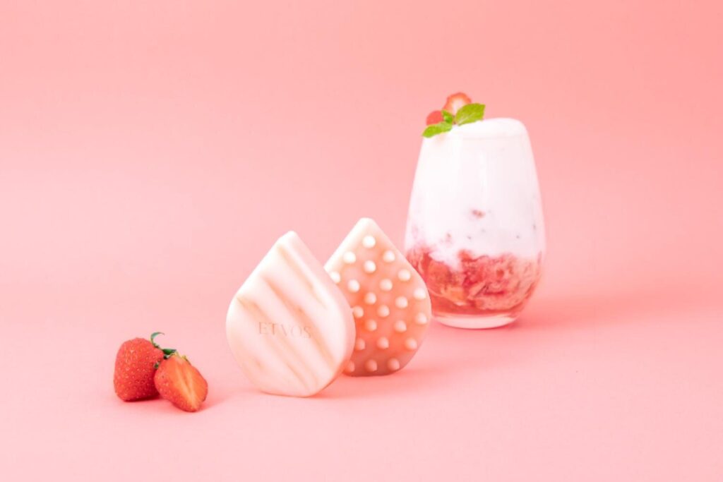 エトヴォス「イチゴミルク」のマーブル柄マッサージブラシ、コスメキッチン＆ビープル限定で